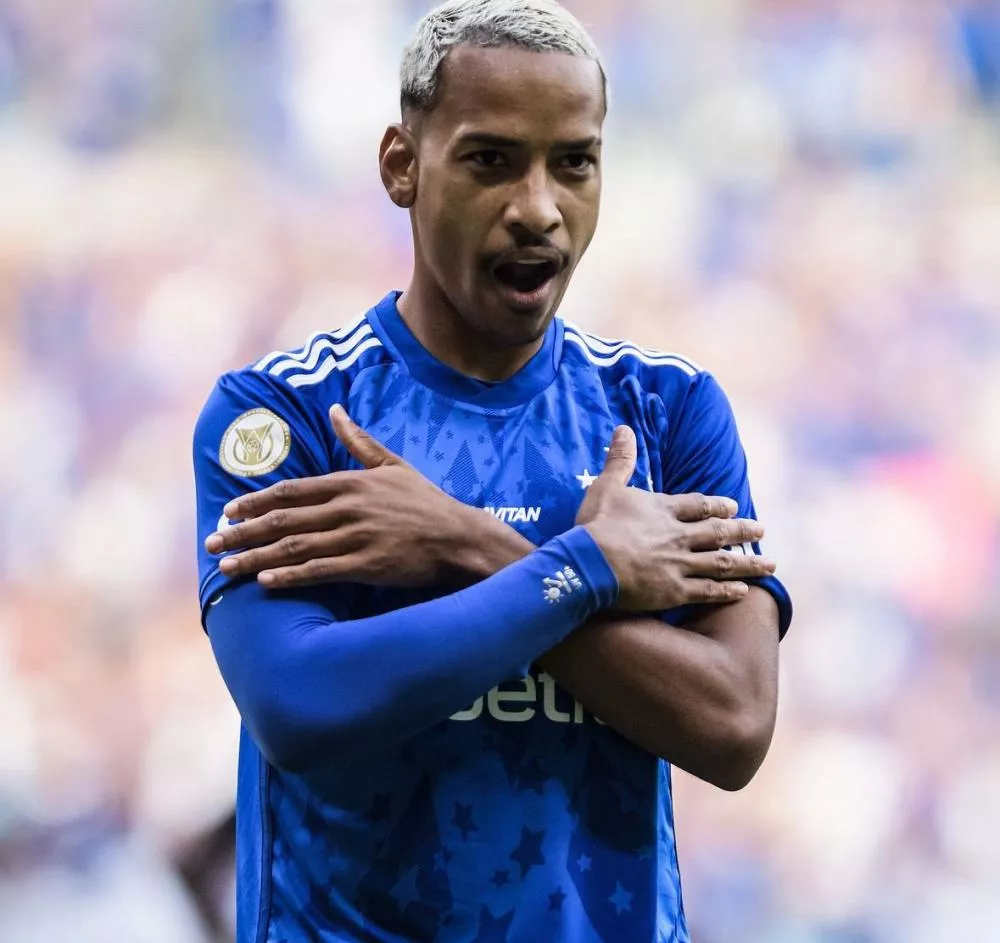 Cruzeiro atropela o Corinthians, volta a vencer no Brasileirão e mantém time paulista na zona de rebaixamento