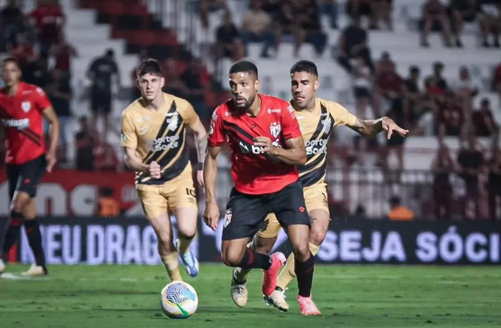 Athletico aproveita expulsão, vence e complica Atlético-GO na tabela