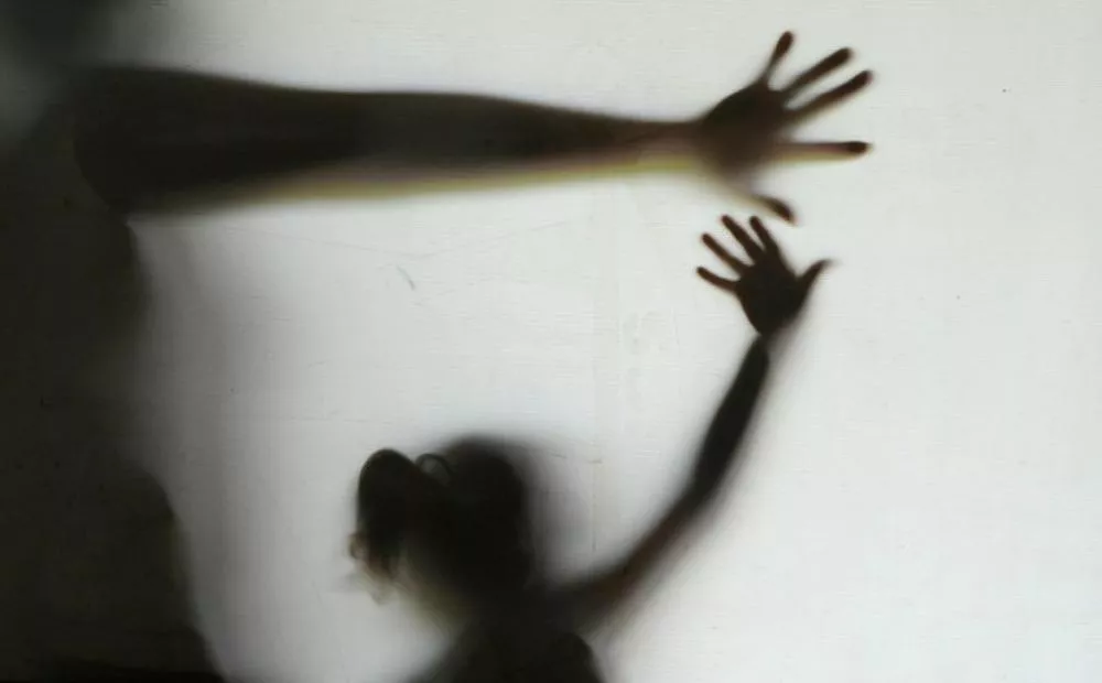 Homem é suspeito de abusar da própria filha de 06 anos em Teixeira-PB. Caso ganhou grande repercussão e suspeito está foragido