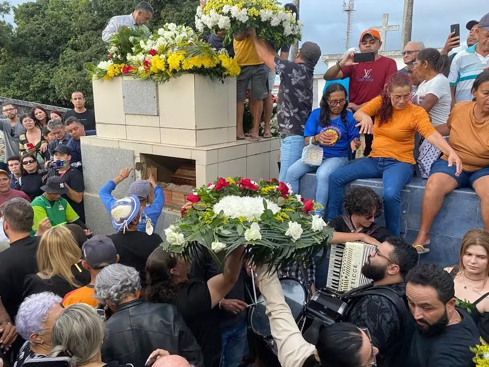 Despedida emocionante: enterro de Biliu de Campina acontece em Campina Grande e corpo é sepultado em frente ao túmulo de Genival Lacerda