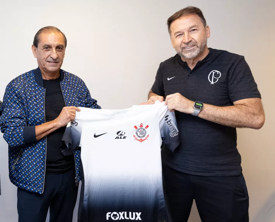Corinthians anuncia a contratação do argentino Ramón Díaz como novo treinador