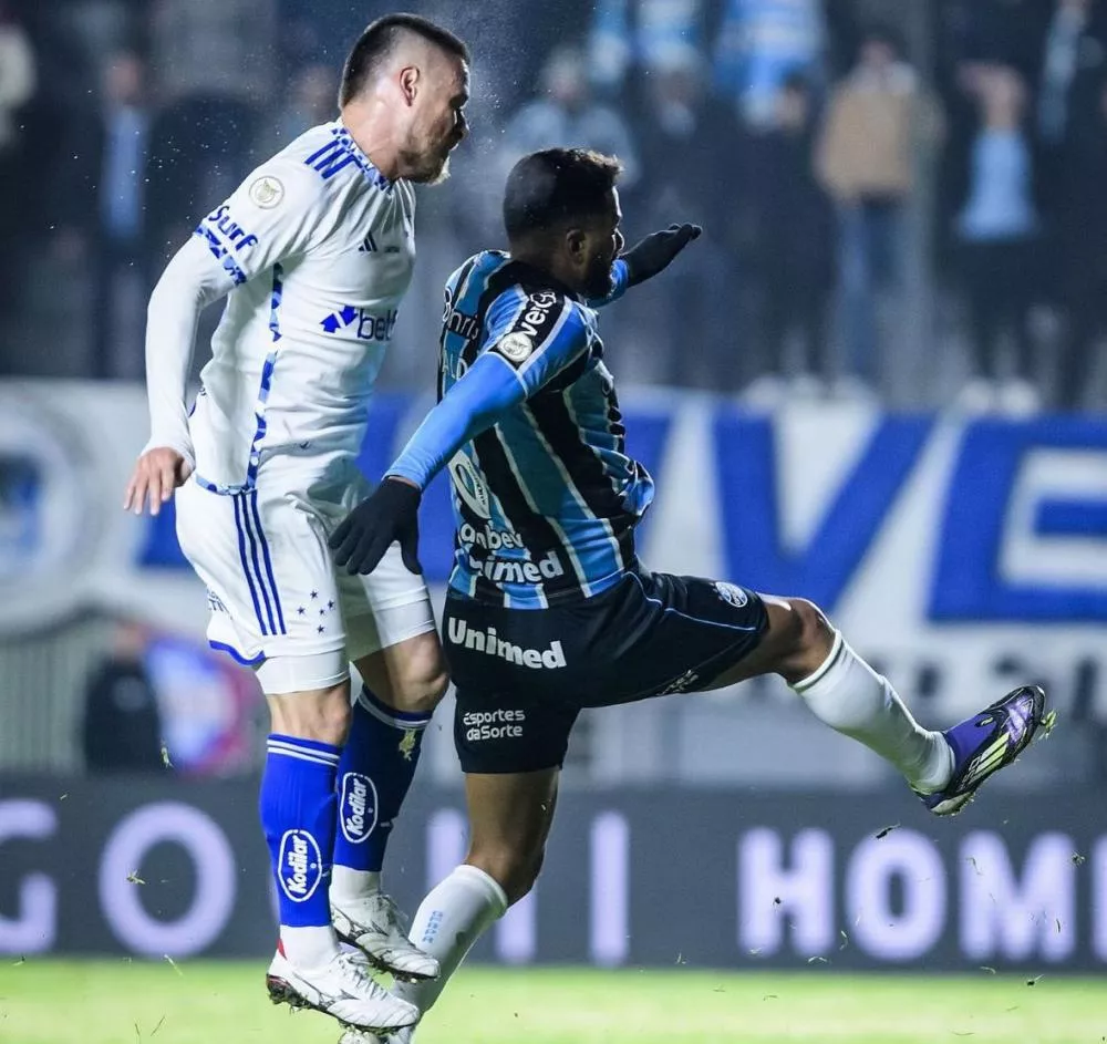 Cruzeiro vence, encosta no G-4 do Brasileirão e afunda Grêmio na zona de rebaixamento