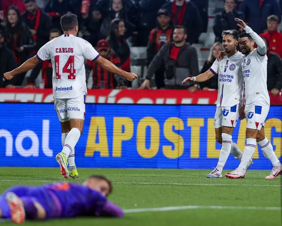 Com gol à la Ronaldo Fenômeno, Bahia bate Athletico-PR e volta para o G4