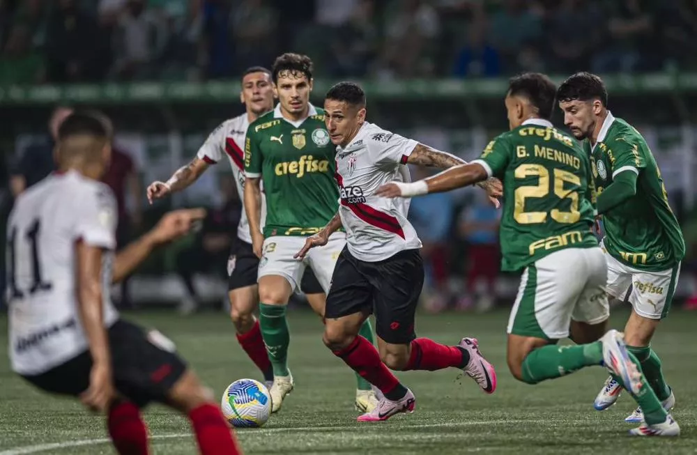 Estêvão brilha novamente, Palmeiras vence Atlético-GO, passa Flamengo e só vê Botafogo acima na tabela