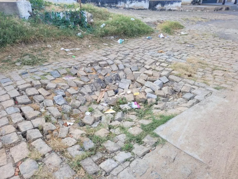 Buracos atrapalham o trânsito em rua do Bairro Santo Antônio
