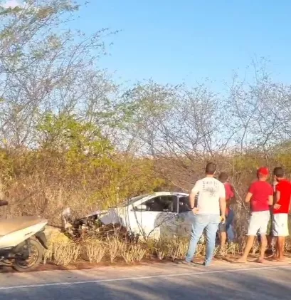 Policial militar fica ferido em acidente na PB-228, próximo a Quixaba, após carro que eles estava tentar desviar de animal na pista