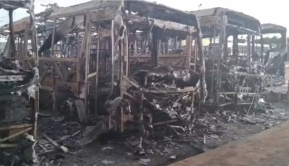 Incêndio em garagem destrói 5 ônibus de transporte público de João Pessoa