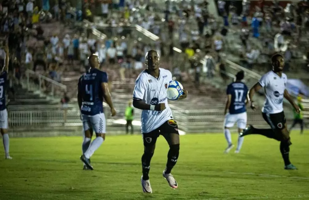 Botafogo-PB vence o São José de virada e pula para a vice-liderança da Série C