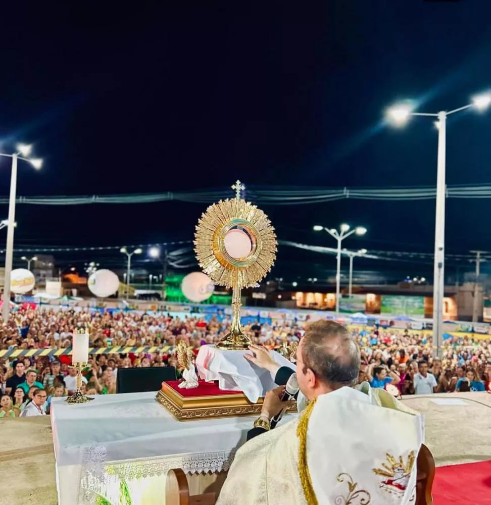 Noite de louvor com Padre Fabrício reúne mais de 10 mil pessoas na cidade de Sousa-PB