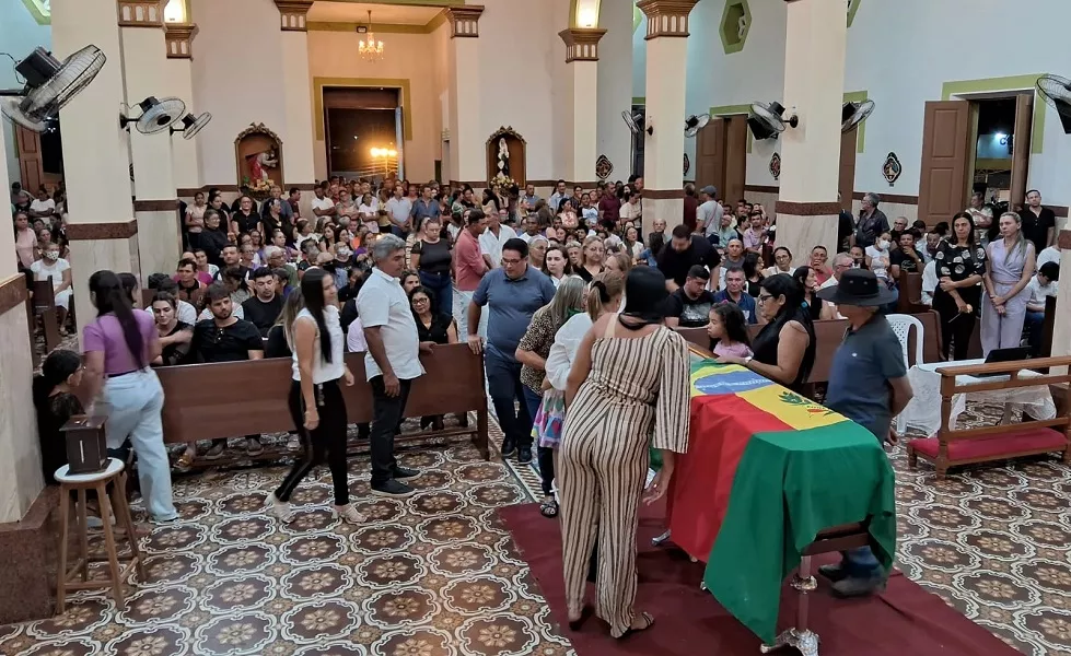 Sepultamento do ex-prefeito João Deon Diniz em Conceição reúne lideranças políticas e centenas de populares
