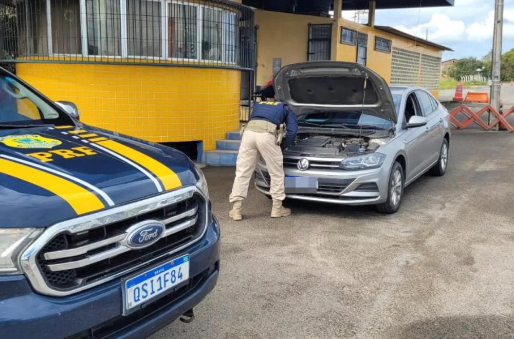 PRF na Paraíba recupera dois veículos, prende foragida da Justiça e tira de circulação maconha