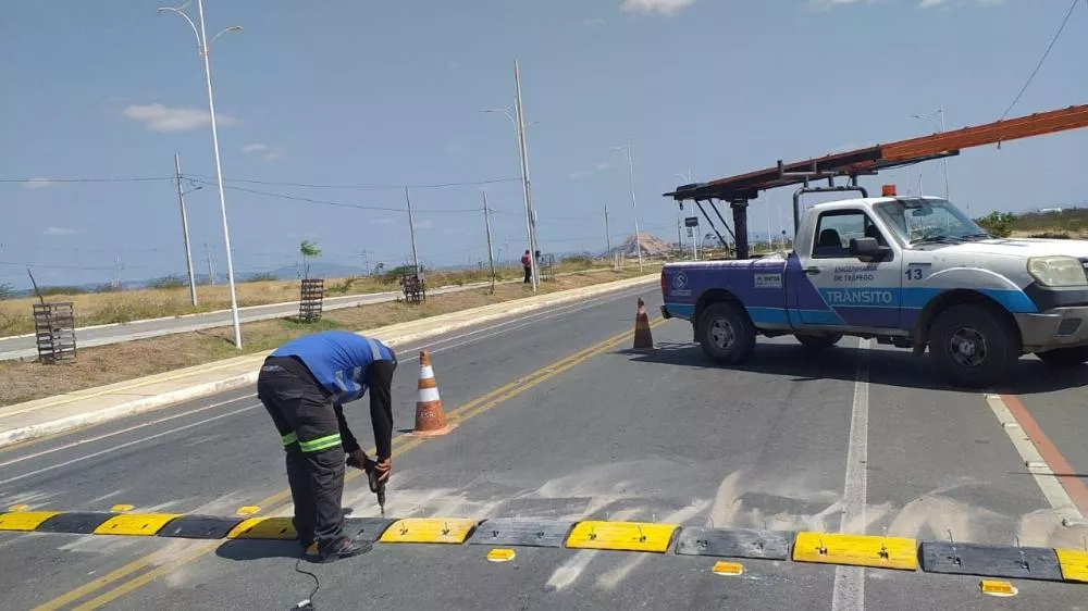 STTrans instala redutores de velocidade em pontos da Alça Sudeste, em Patos, após acidentes 