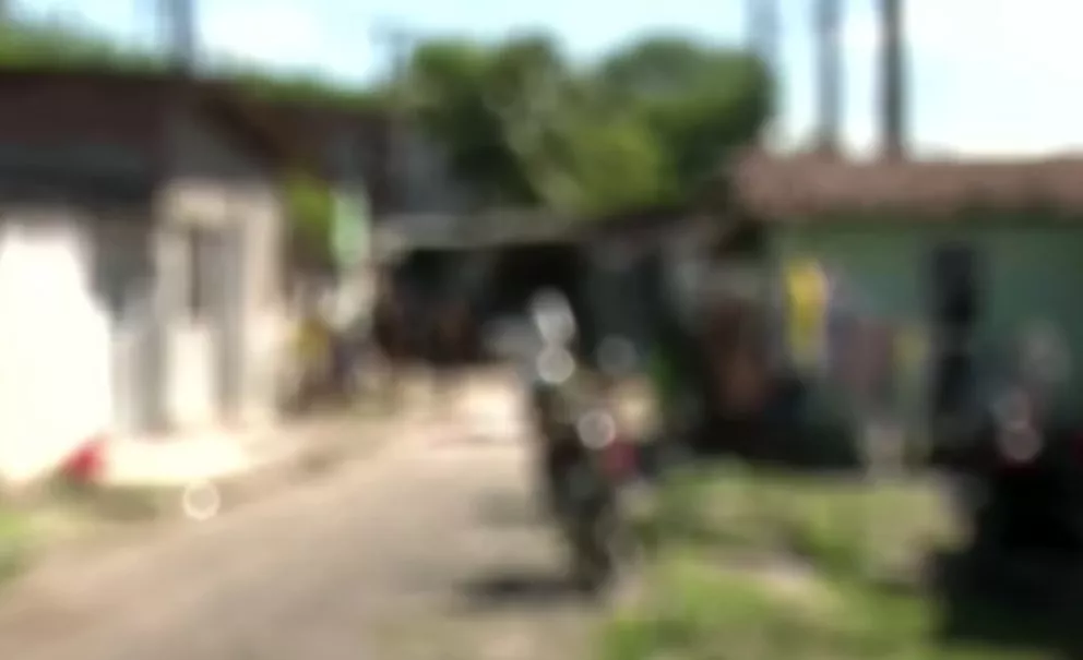 BARBARIDADE: Criminosos atiram e depois passam carro por cima de homem na PB