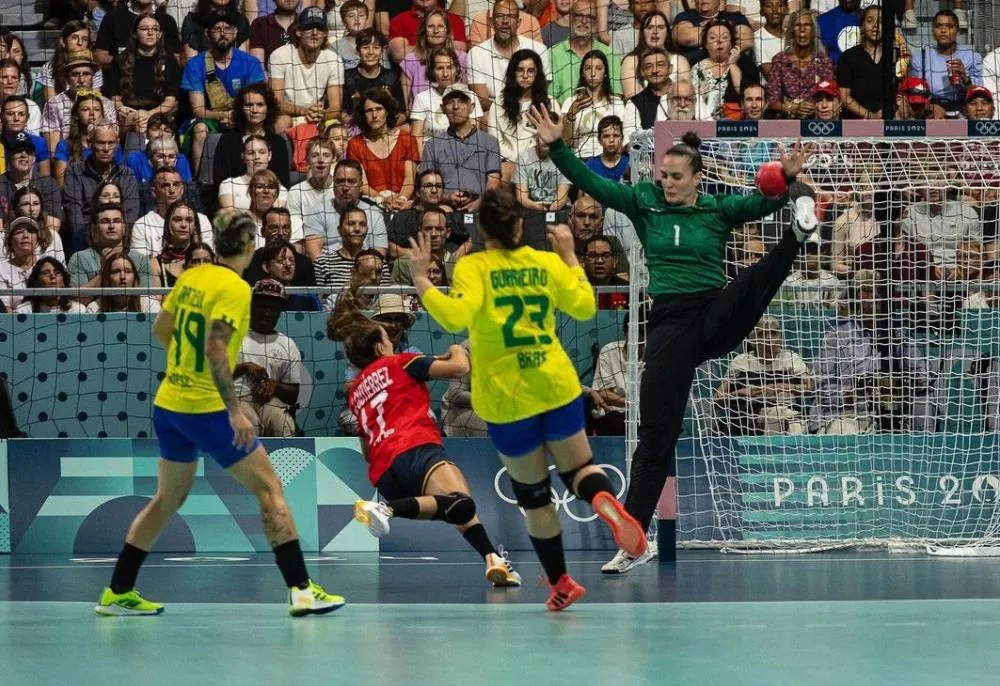 Gabi Moreschi fecha o gol, Brasil encerra 'tabu' e vence Espanha na estreia do handebol nas Olimpíadas