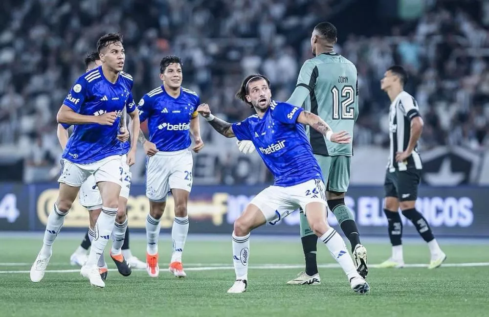 Barreal faz gol de placa, e Cruzeiro atropela Botafogo no Nilton Santos