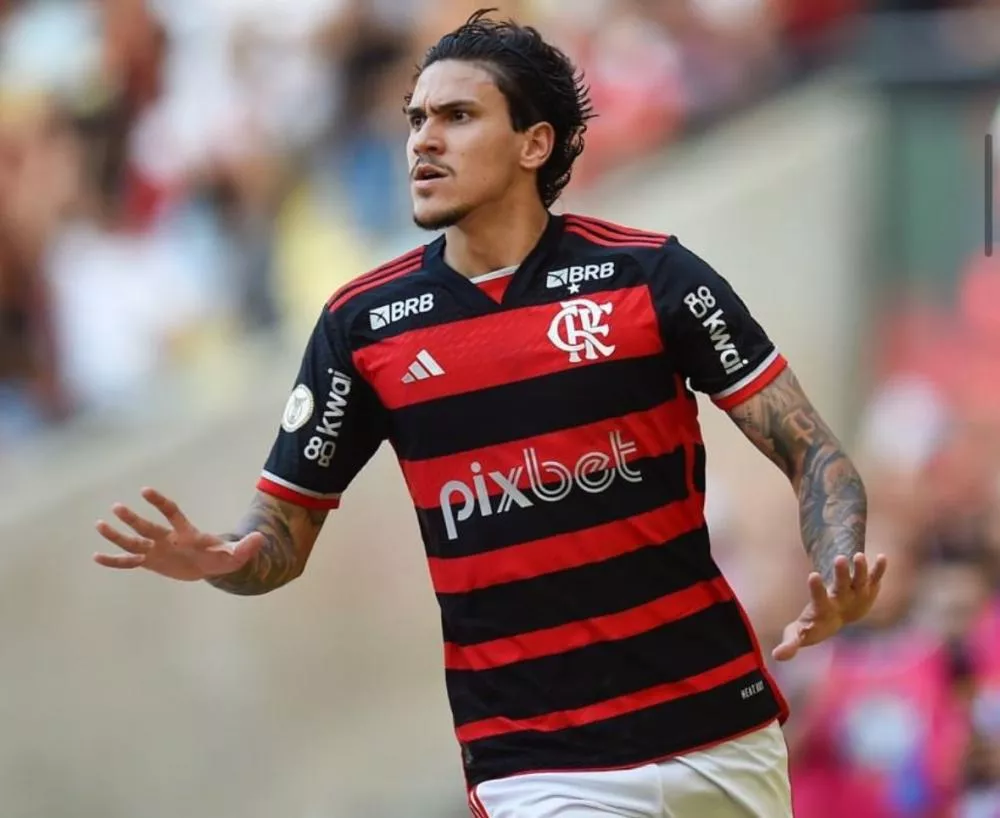 Flamengo vence lanterna Atlético-GO e assume liderança do Brasileirão com um jogo a menos que o Botafogo