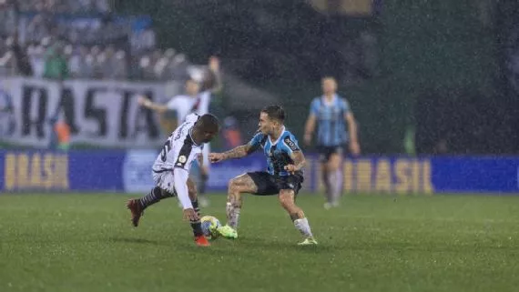 Soteldo decide em Arena Condá 'debaixo d'água', Grêmio vence o Vasco e deixa o Z-4 do Brasileirão