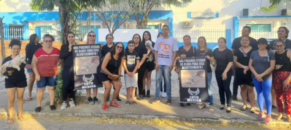 Representantes da causa animal realizam protesto na sede da Cagepa em Patos, após morte de cadela; veja vídeo