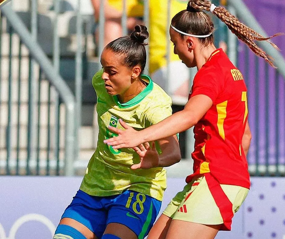 Marta é expulsa, Brasil perde da Espanha, mas vai às quartas do futebol feminino nas Olimpíadas