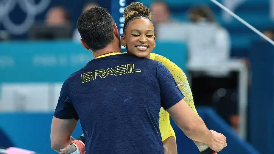 Em disputa ponto a ponto com Simone Biles, brasileira Rebeca Andrade é prata no individual geral e faz história nas Olimpíadas
