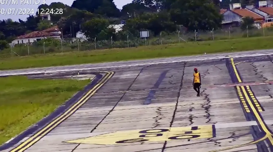 VÍDEO: Homem de 27 anos é preso pela Polícia Federal após invadir pista do Aeroporto Castro Pinto, na Paraíba