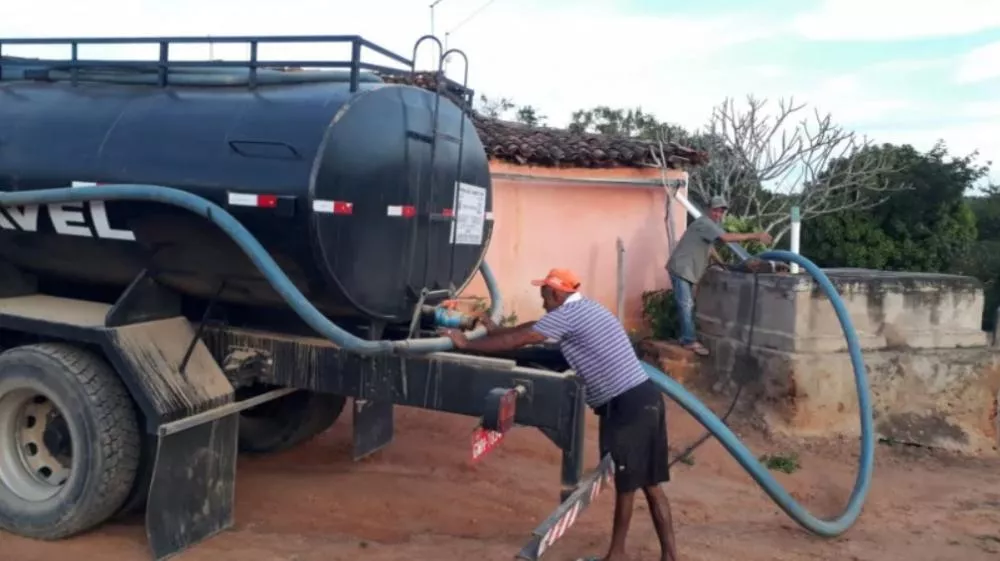 Em aviso enviado a pipeiros, Governo Lula comunica o cancelamento da Operação Carro-Pipa em vários municípios do Sertão. Veja a lista