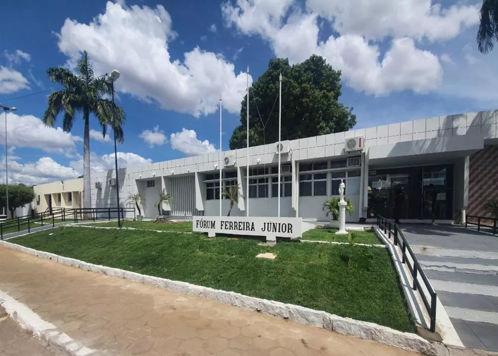 Júri de dois homens acusados de homicídios que tiveram o pai assassinado na frente do Fórum em Cajazeiras será em agosto