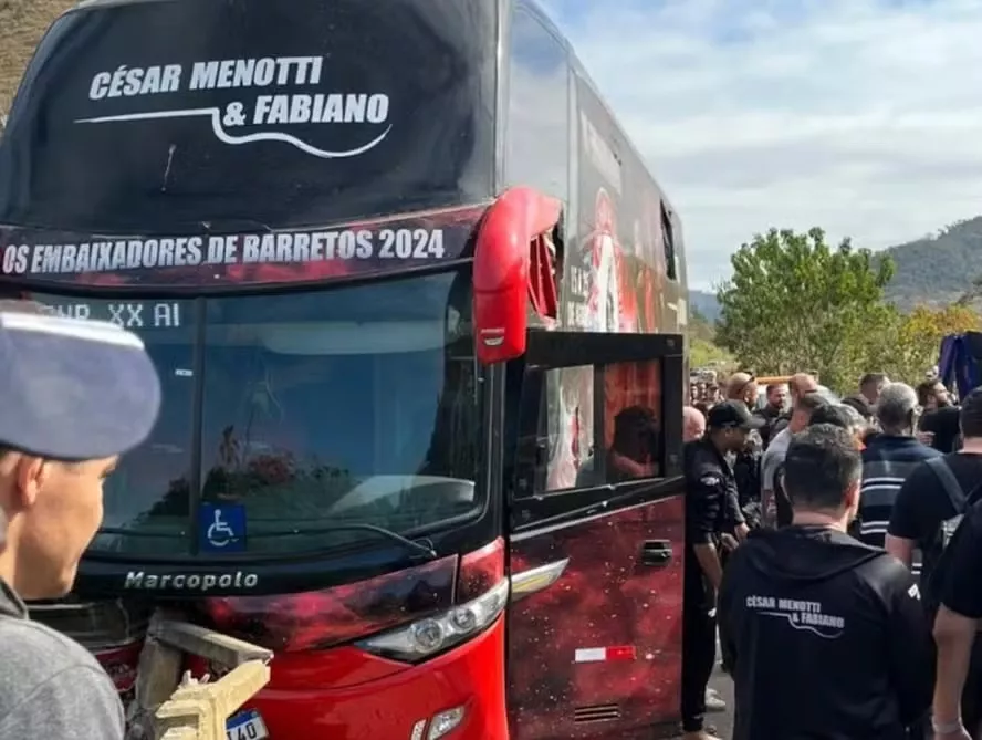 VÍDEO: Ônibus da dupla César Menotti e Fabiano se envolve em acidente em rodovia de MG