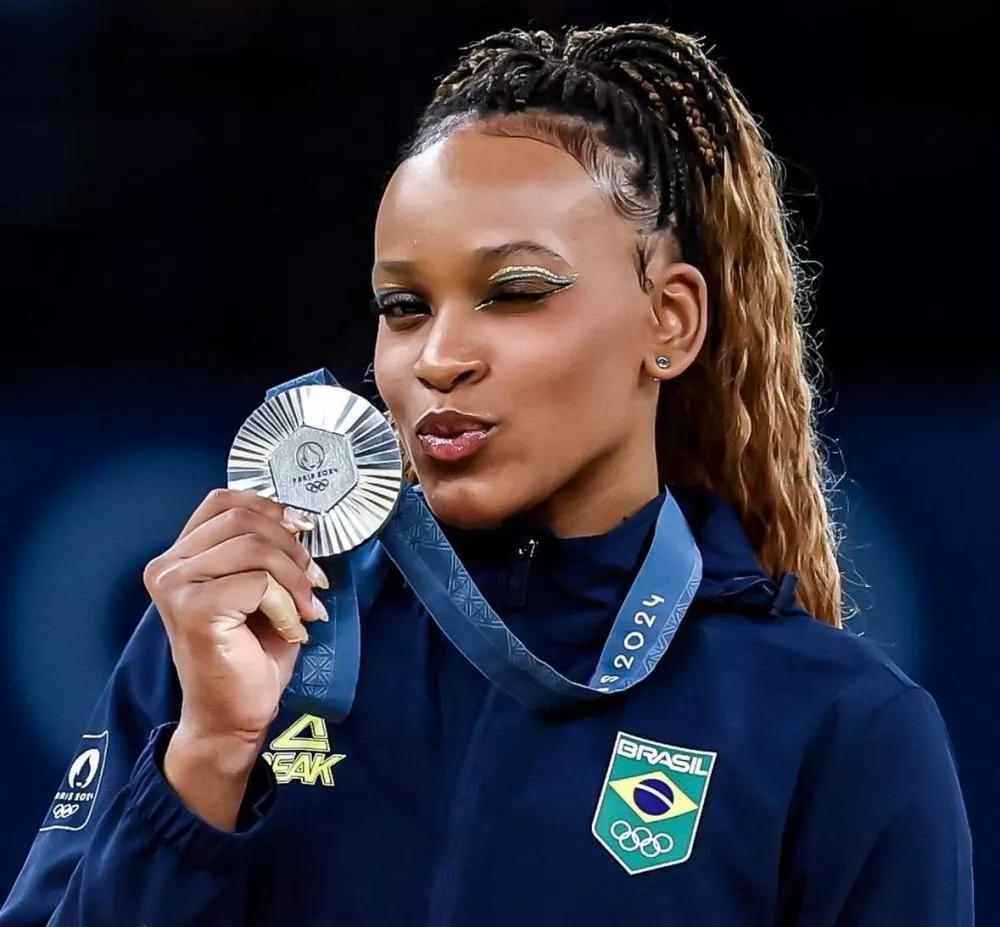 Rebeca Andrade para em 'Biles surreal', é prata no salto nas Olimpíadas e empata como maior medalhista do Brasil