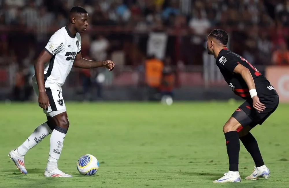 Botafogo goleia Atlético-GO e assume liderança do Brasileirão