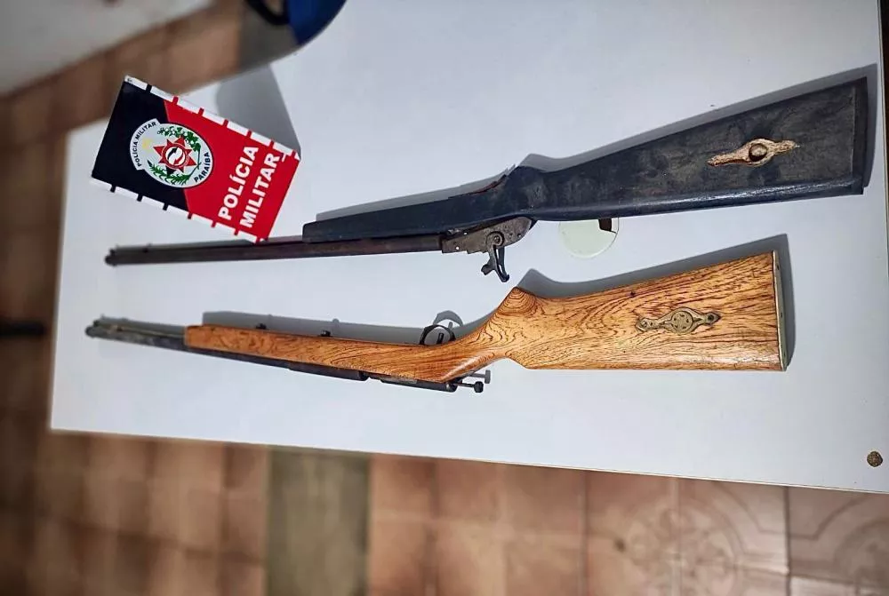 Armas apreendidas com os suspeitos (Foto: Divulgação/PM)