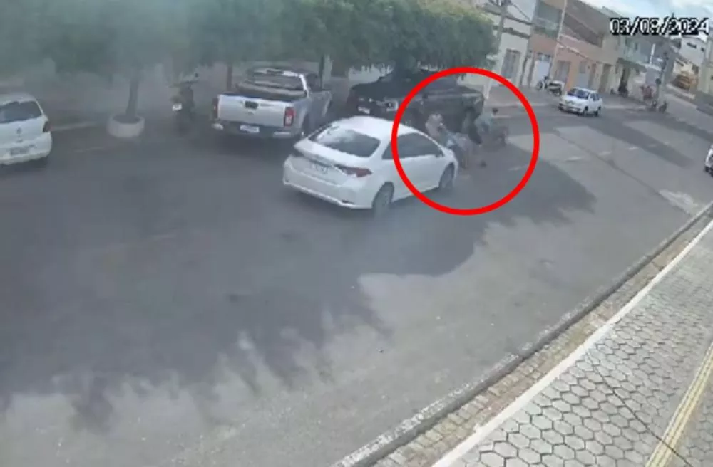 Garotos que vendiam picolés são atropelados em via pública na cidade de Malta; veja o vídeo