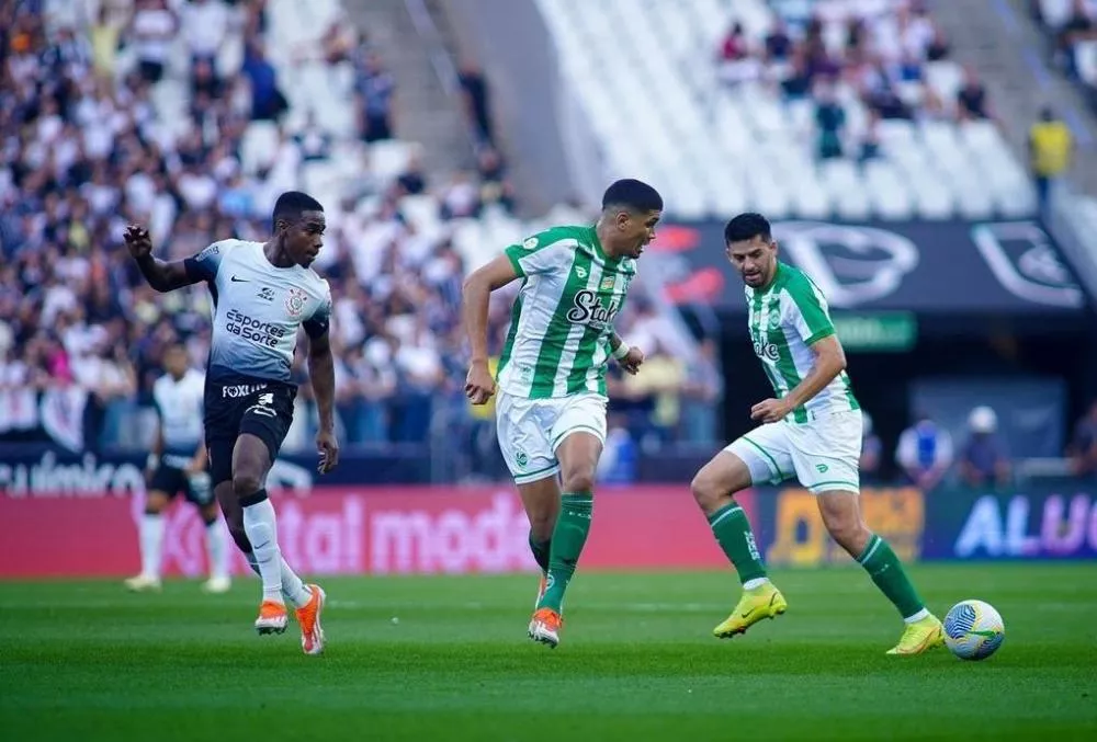 Mesmo com dois a mais, Corinthians fica só no empate com o Juventude e volta à zona do rebaixamento