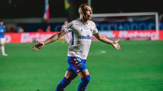 Fortaleza bate o Cruzeiro, sobe para 3º e é a única equipe no Brasileirão a seguir invicta em casa