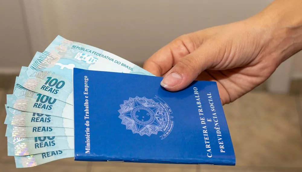 Projeção para o salário mínimo em 2025 é de R$ 1.509, com estimativa de aumento de R$ 97