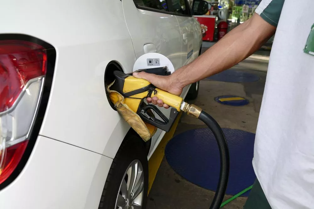 Procon de Patos fiscaliza postos de combustíveis e pesquisa constata redução no preço da gasolina comum