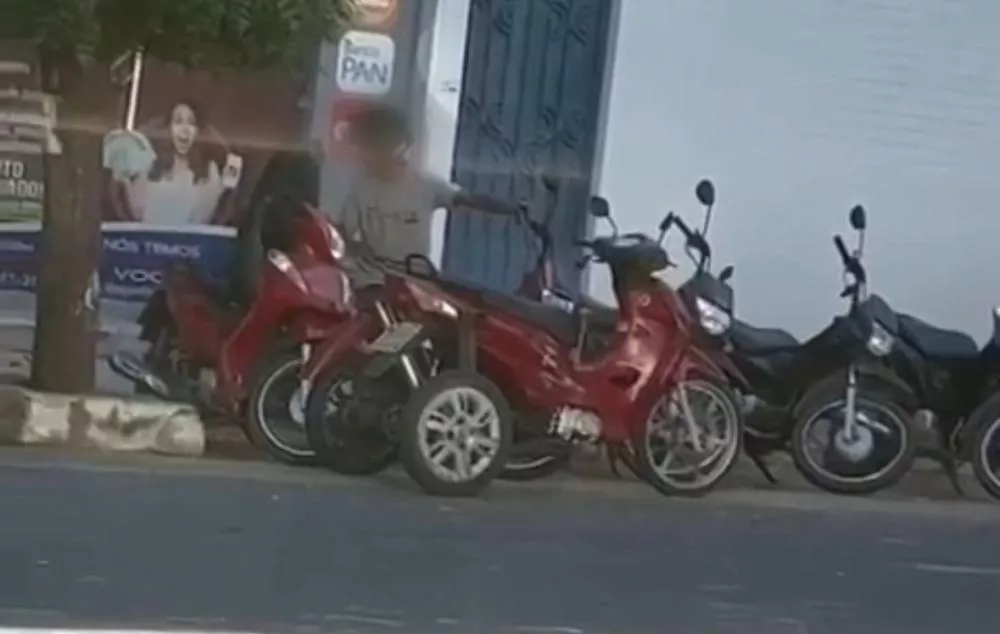 Deficiente é detido após ser flagrado furtando capacete no Centro de Patos; veja vídeo