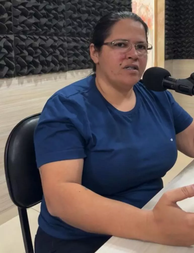 Secretária do Bem-Estar Animal de Patos debate situação dos animais de rua, durante entrevista na Rádio Espinharas