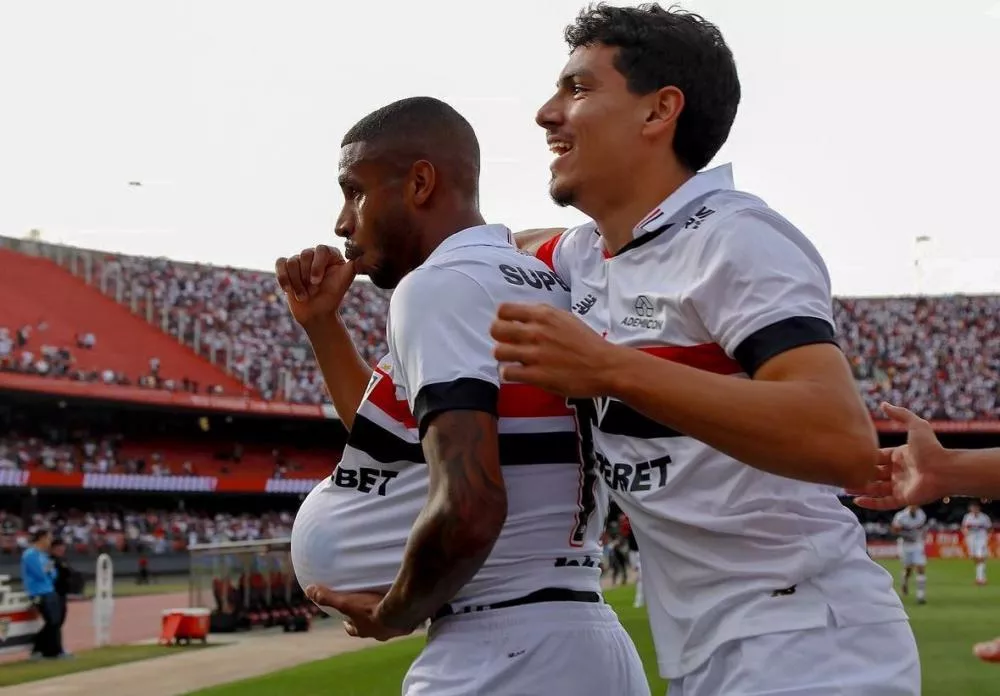 Em jogo com 15° cartão para Zubeldía, São Paulo vence 'lanterninha' Atlético-GO e volta a colar no G-4 do Brasileirão