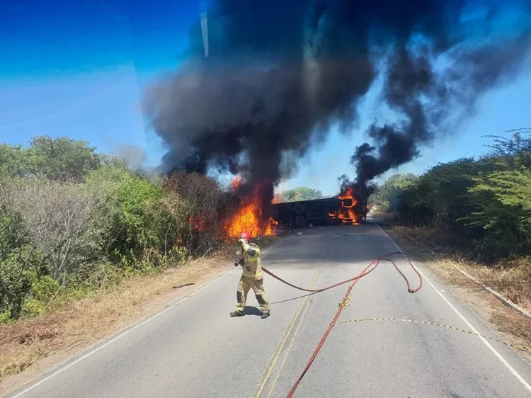 Comandante dos Bombeiros dá detalhes sobre ocorrência envolvendo carreta que pegou fogo após tombar na região de Catolé do Rocha