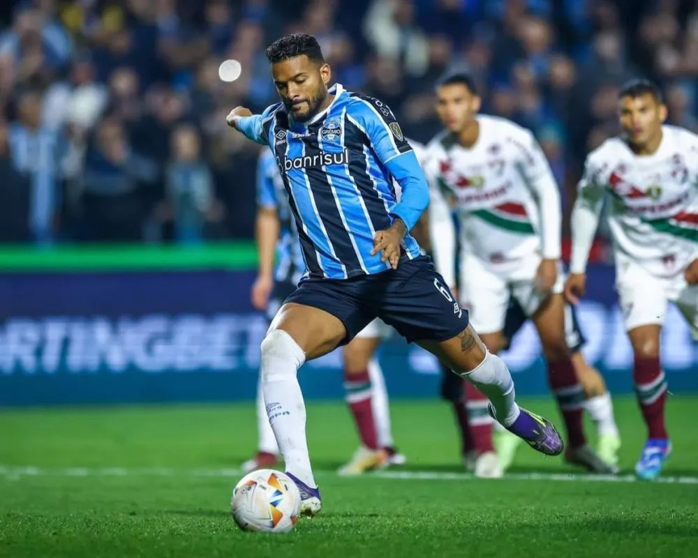 Grêmio vira sobre o Fluminense em três minutos com show de Reinaldo e sai na frente nas oitavas da Libertadores