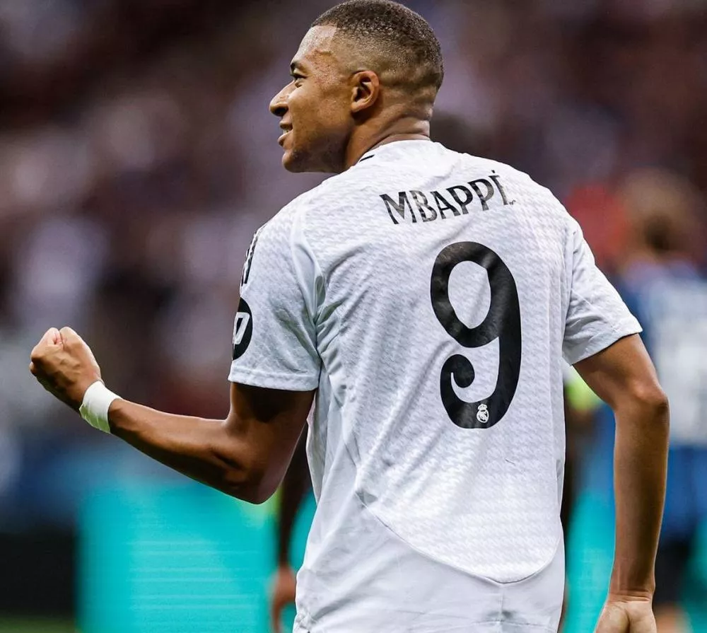 Na estreia do 'melhor ataque do mundo', Mbappé marca, Vini dá assistência, Real vence Atalanta e vira maior campeão da Supercopa