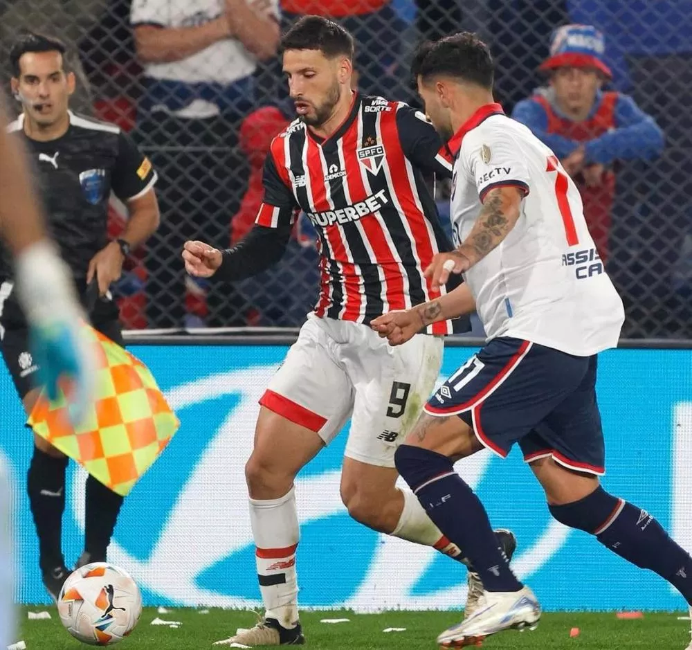 São Paulo finaliza 2 vezes em 90 minutos e segura empate com o Nacional pela ida das oitavas da Libertadores