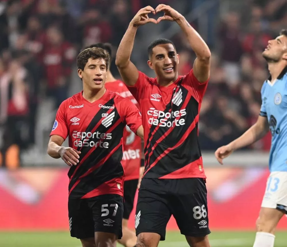 Athletico-PR vence de virada o Belgrano e larga na frente nas oitavas da Sul-Americana