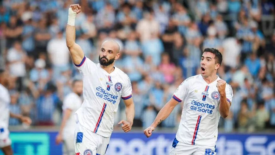 Com 'lei do ex' de Thaciano, Bahia ganha do Grêmio fora de casa e entra no G-6 do Brasileirão