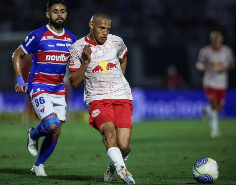 Fortaleza bate o Bragantino no finalzinho e assume a liderança do Brasileirão