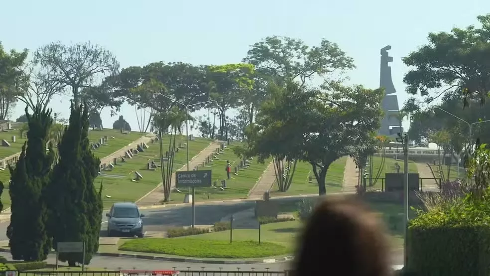 Em cerimônia judaica, Silvio Santos é enterrado no Cemitério Israelita do Butantã, Zona Oeste de SP