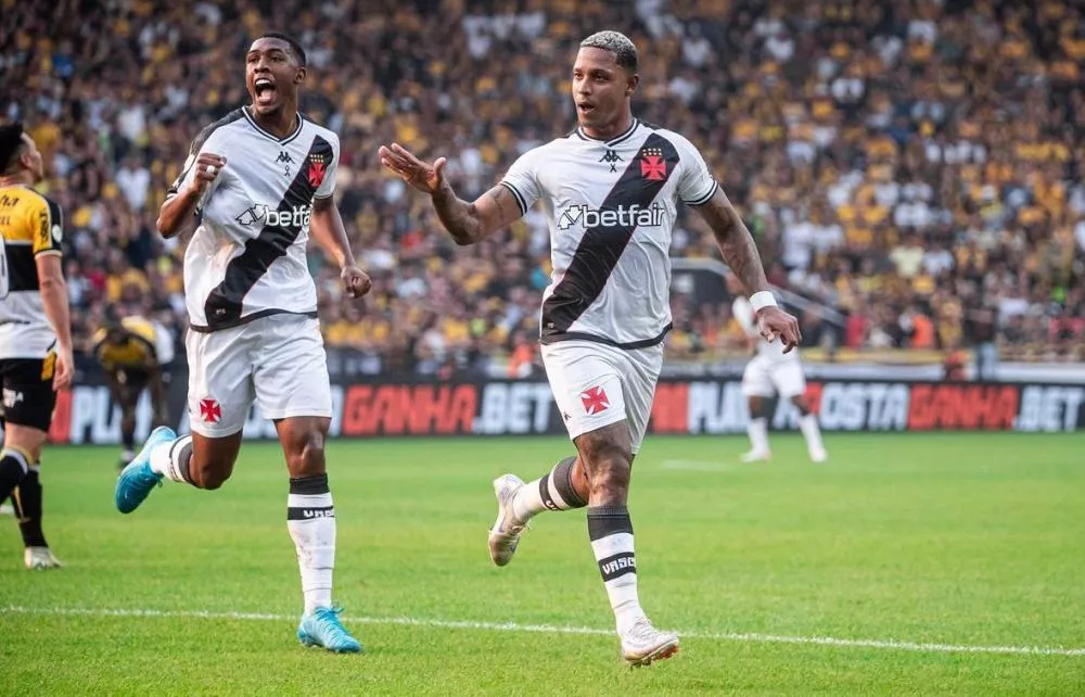 Bolasie faz dois, garante empate do Criciúma nos minutos finais e vira carrasco do Vasco no Brasileirão