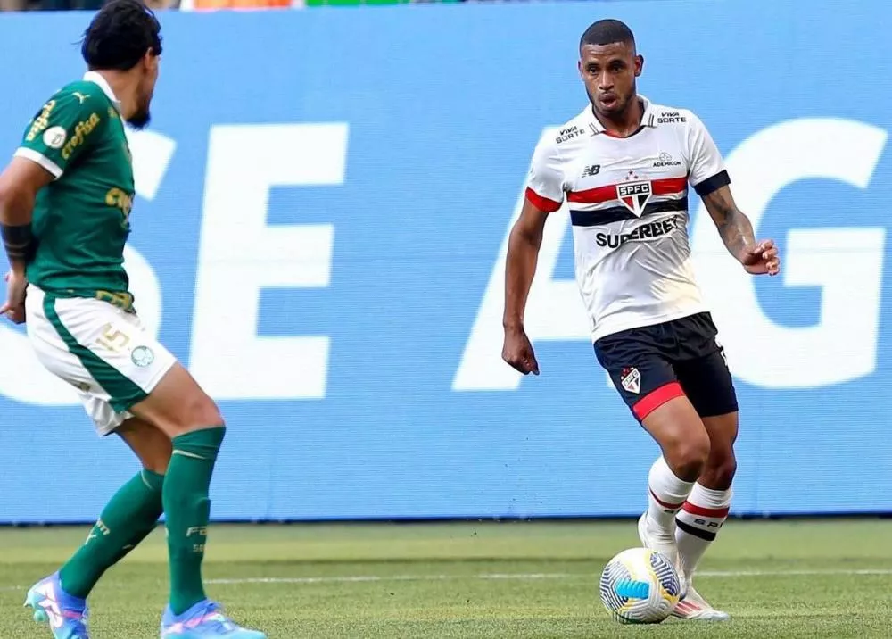 Rafael falha feio, Flaco decide no finalzinho e Palmeiras vence o São Paulo em clássico