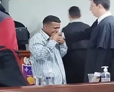 VÍDEO: Homem acusado de matar o próprio irmão chora ao ser absolvido em Conceição
